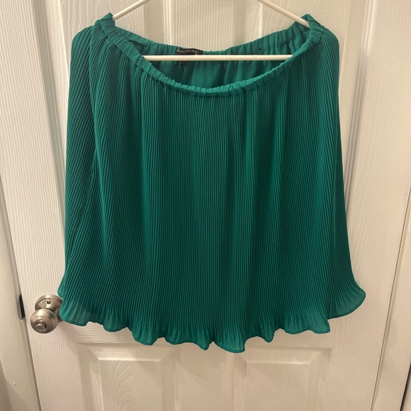 Banana Republic Dresses & Skirts - Banana Republic Green pleated skirt